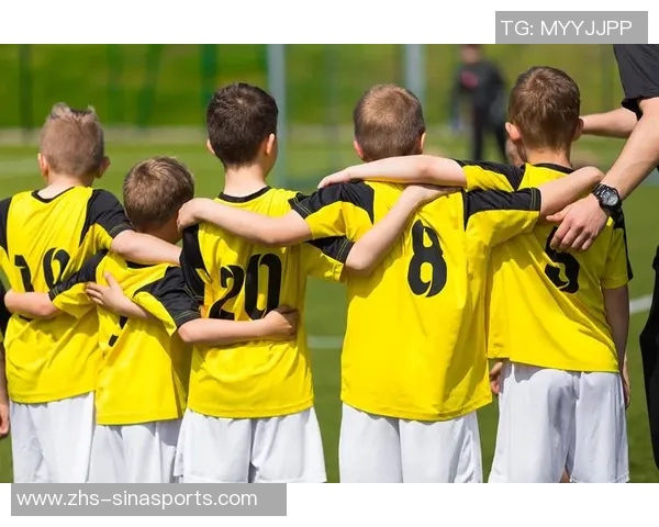 快乐足球图片展现青春活力与团队精神的完美结合，感受足球带来的无限乐趣与激情